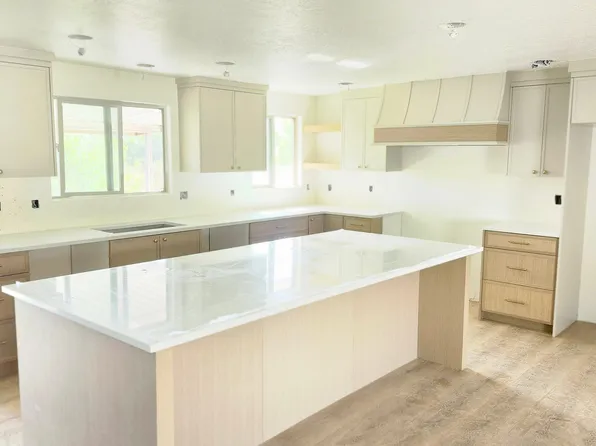 8492 Mesa Dr, Sandy, UT 84093