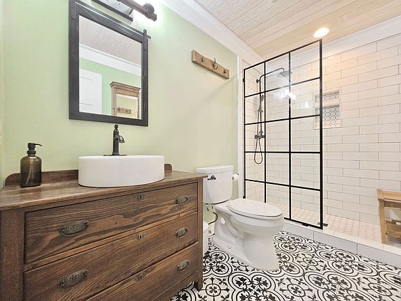 4th image of 675 Jennifer Dr