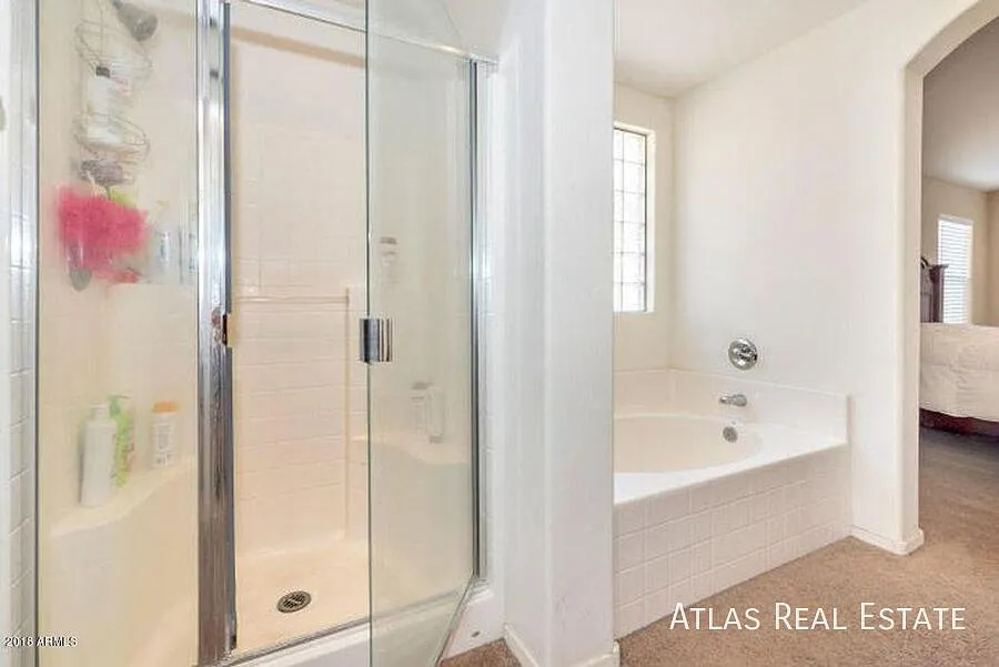 $600 Off First Months Rent!! Beautiful 4 bedroom with 3 car garage in Tortosa — Photo 3