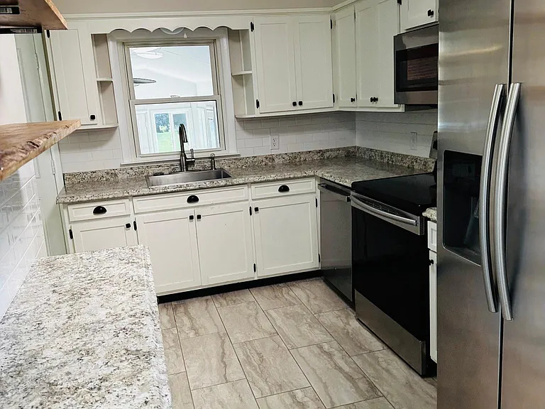 114 Logan Ave — Photo 3