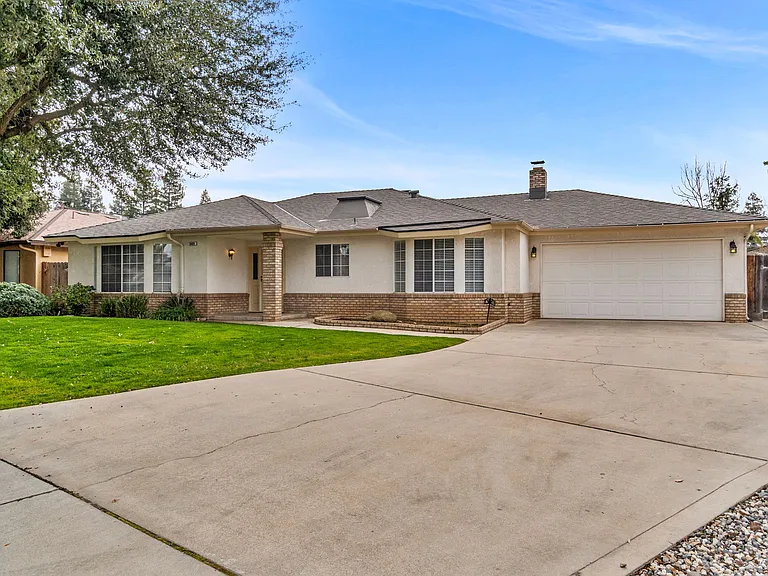 6469 N San Pedro Ave — Photo 2