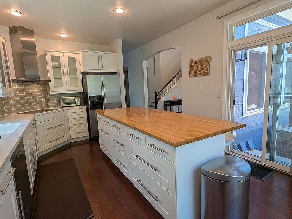 Large functional kitchen with 8-foot long island.