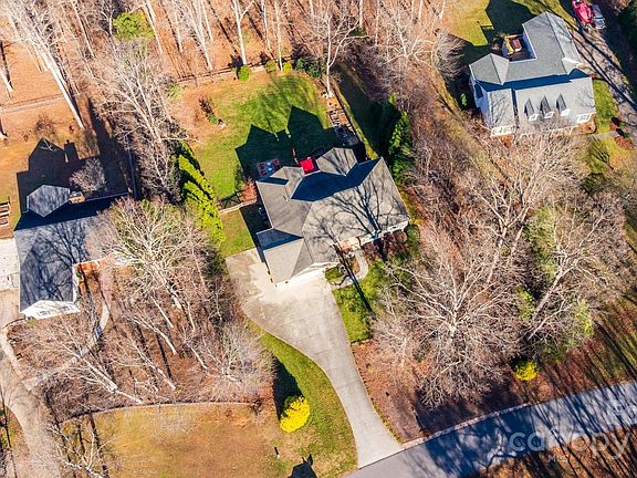 3rd image of 126 Grayrock Dr