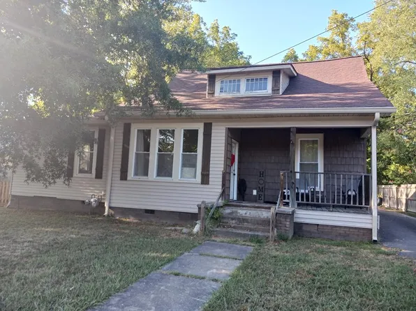 135 Park St, Camden, TN 38320
