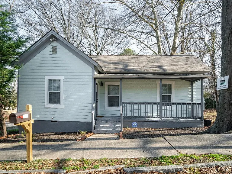 988 Coleman St SW — Photo 2