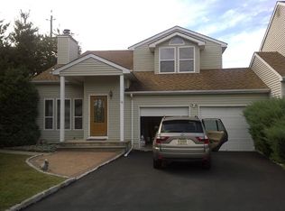 16 Lamour Ct, Dayton, NJ 08810