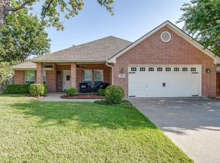 805 Royal Oak Ln, Burleson, TX 76028