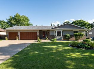 624 Hennes Ave, Shakopee, MN 55379