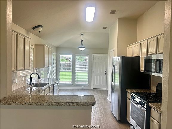 3rd image of 2401 Antelope Ln