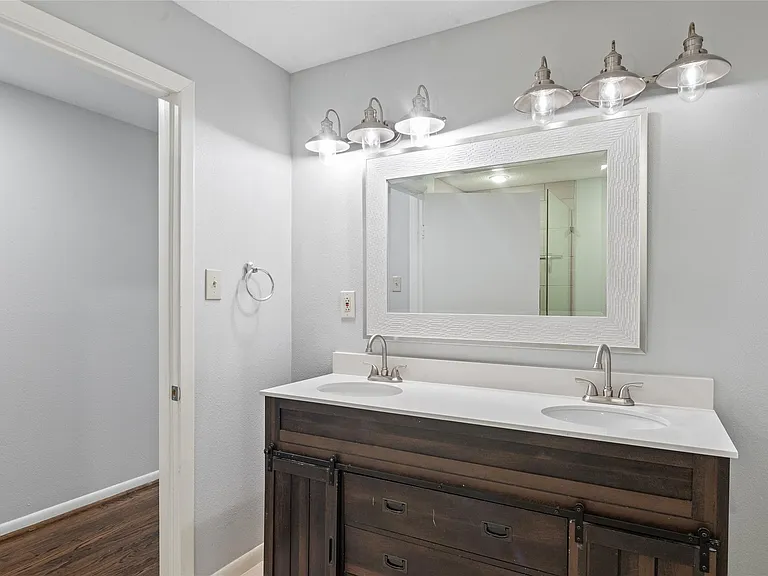 118 E Thornton Rd — Photo 17