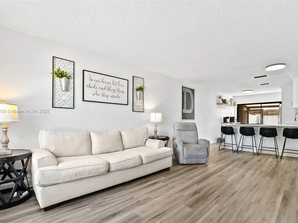 2350 Oak Ct, Pembroke Pines, FL 33026