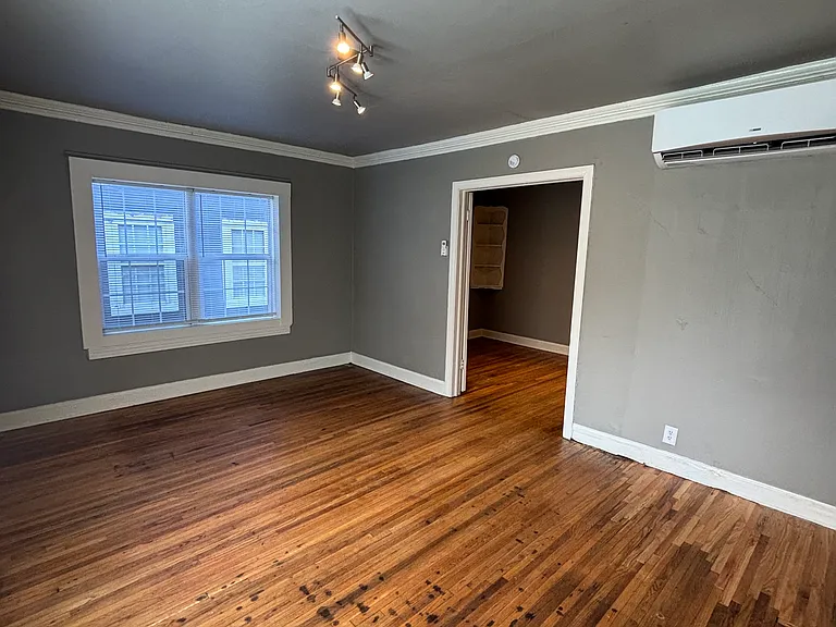 807 N Columbia Pl — Photo 3