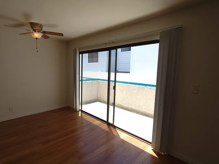647 N Hayworth Ave — Photo 6