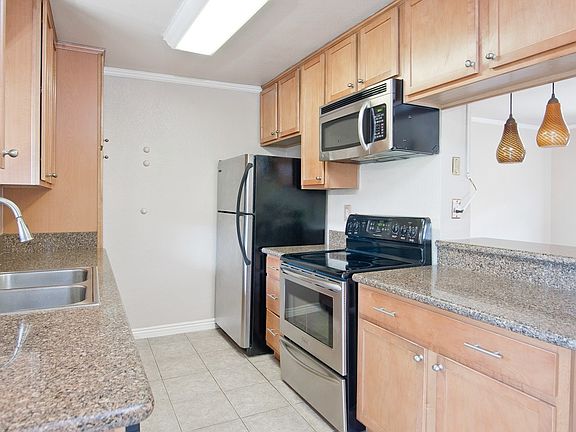 5th image of 1000 Estes St Unit 24