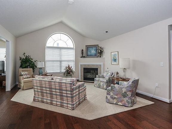 3rd image of 9252 Elizabeth Ln