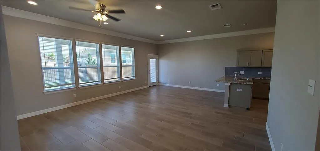 3 bed, 2.0 bath, 1527 sqft, $1,700 — Photo 2