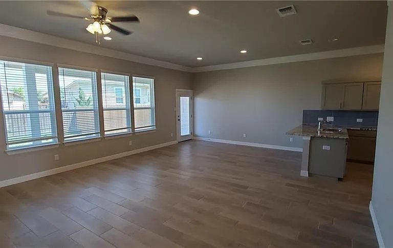 109 Everett Ct #B — Photo 2