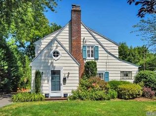 17 Hilltop Rd, Port Washington, NY 11050