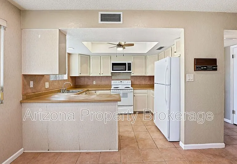 2192 E Balboa Dr — Photo 12
