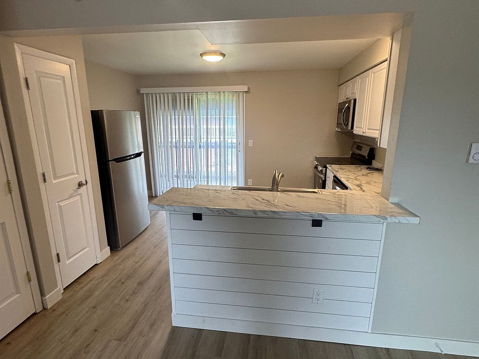 1st image of 207 Clairmont Ct