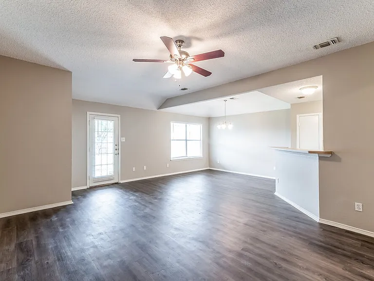 1433 Spicewood Dr — Photo 3