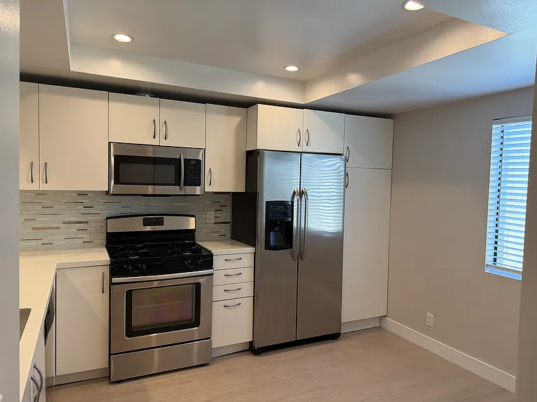 5720 Owensmouth Ave #127 — Photo 2