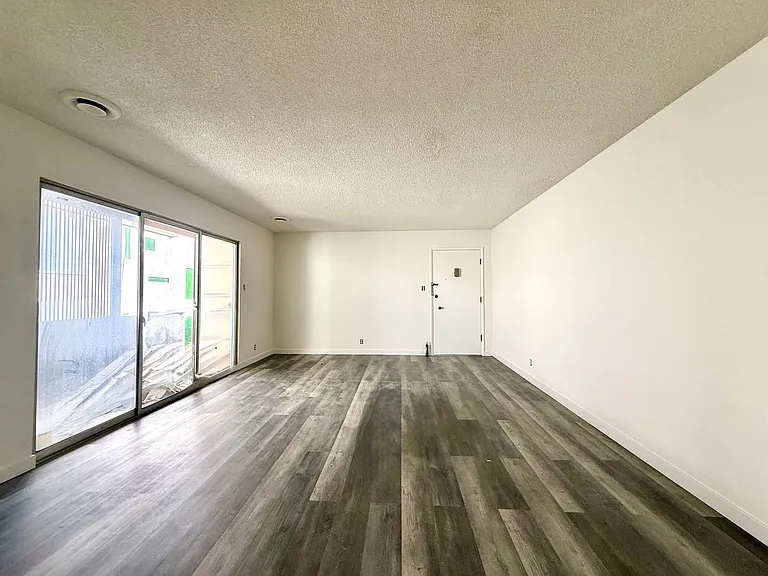 2660 Flores St — Photo 2