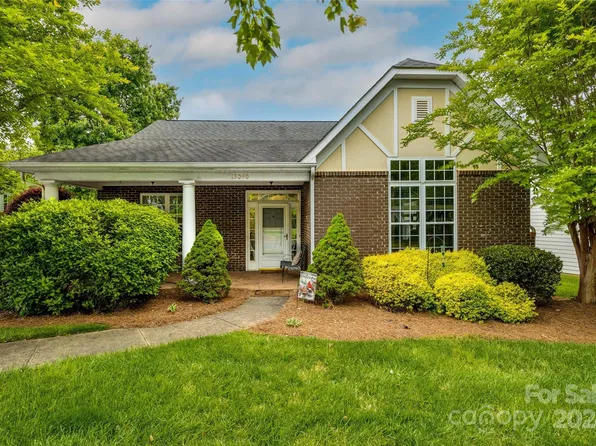 13040 Park Crescent Cir, Pineville, NC 28134