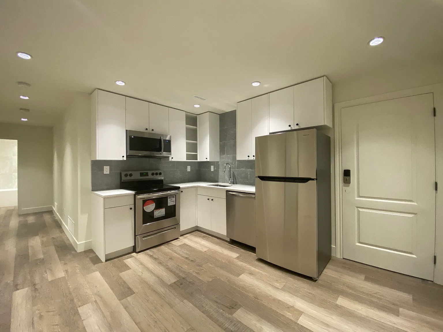2 bed, 700 sqft, $1,450 — Photo 2