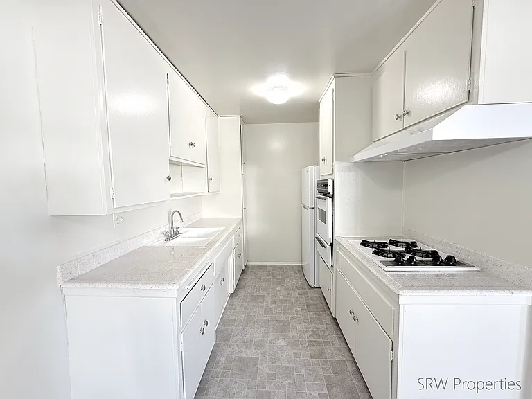 5000 Woodman Ave #14 — Photo 6