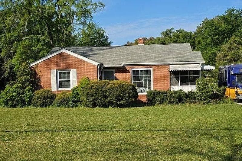 1st image of 208 Comer Dr