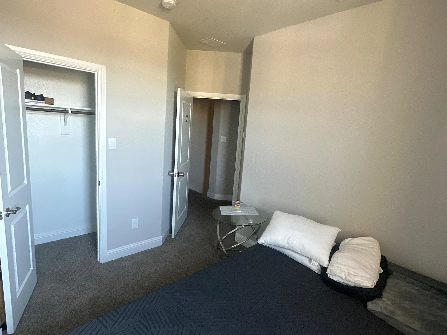 3 bed, 1.0 bath, 3000 sqft, $910 — Photo 2