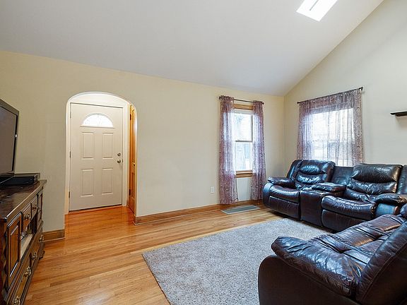 5th image of 809 Queen Anne St