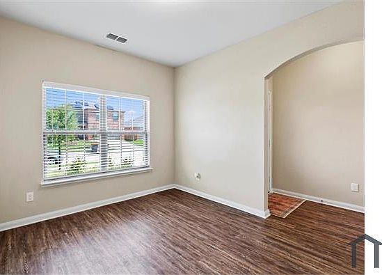 4th image of 224 Curt St