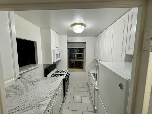 195-05 67th Ave APT 3C, Fresh Meadows, NY 11365