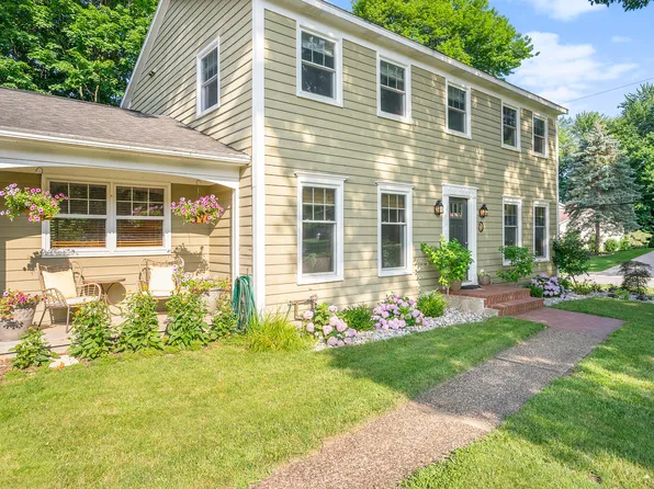 16242 Woodcrest Dr, Spring Lake, MI 49456