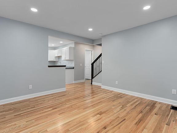 4th image of 207 Hawkes Ave