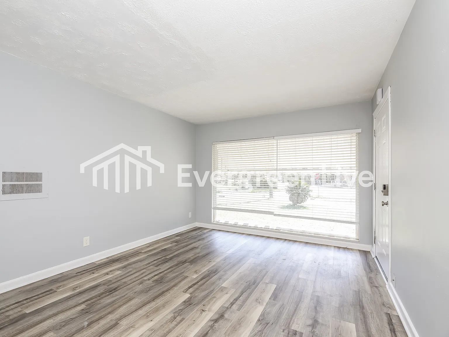 3 bed, 1.5 bath, 1156 sqft, $1,245 — Photo 2