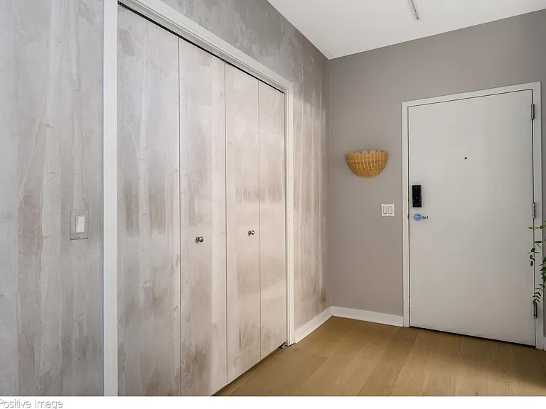 860 W Blackhawk St #1706 — Photo 2
