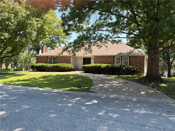 10131 W 84th St, Overland Park, KS 66212