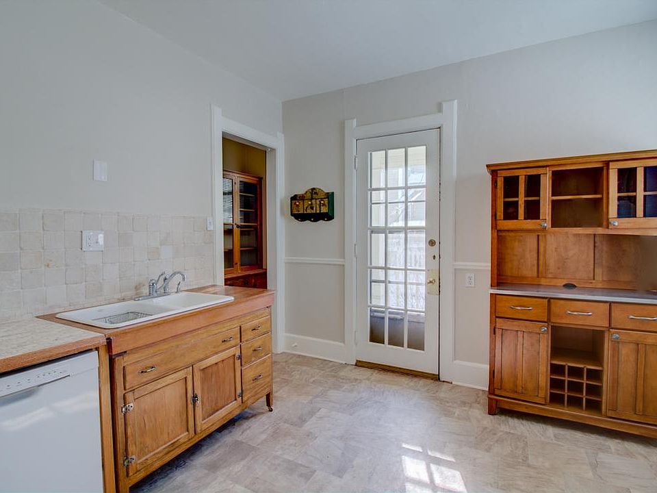 Recently Renovated Kitchen w/Kohler Sink, Dishwasher, Travertine Tile & More!