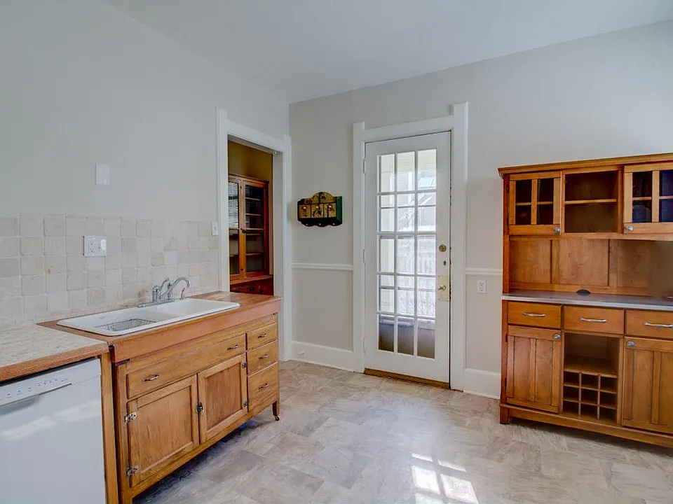 Recently Renovated Kitchen w/Kohler Sink, Dishwasher, Travertine Tile & More!