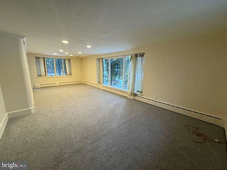 8233 Fairview Rd — Photo 9