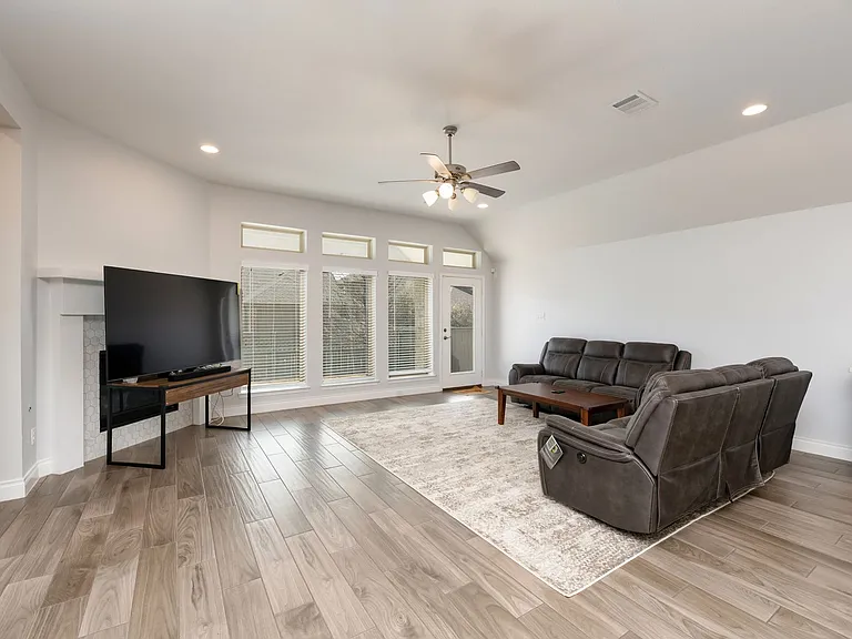 2421 Stella Ln — Photo 11