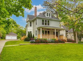 1228 Edgewood Rd, Lake Forest, IL 60045