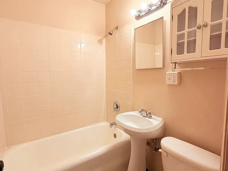 Spacious Units in a Vintage Brick Building- Walk to Seattle Center, Shops,and Restaurants! — Photo 29