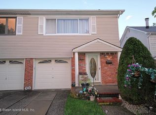 61 Middle Loop Rd, Staten Island, NY 10308