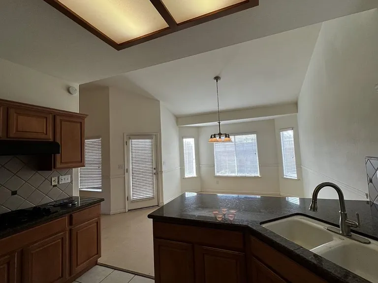 2142 N Arbor Ave — Photo 5