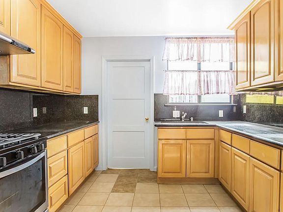 3rd image of 2337 Vicente St