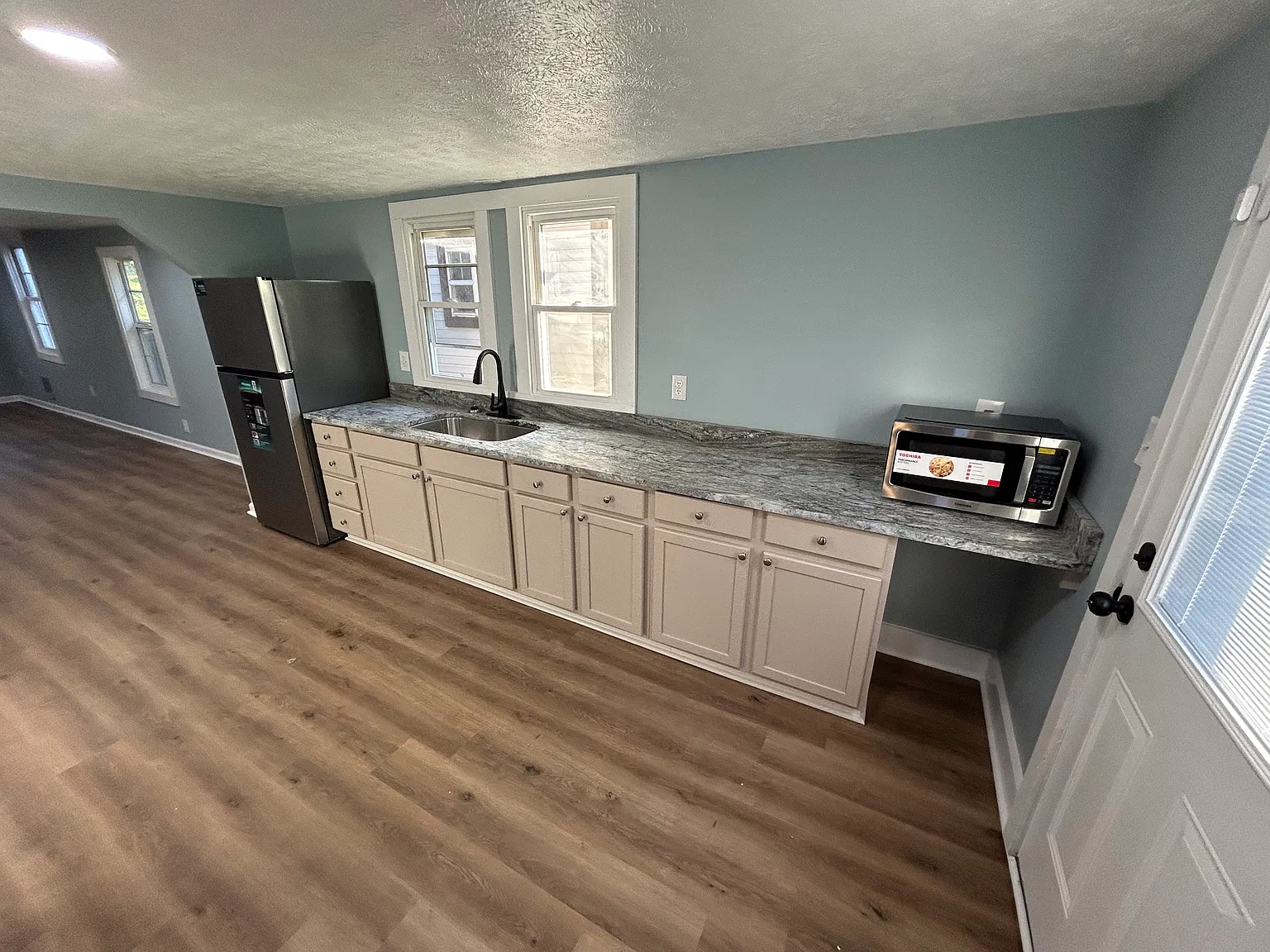 3 bed, 1152 sqft, $2,000 — Photo 4